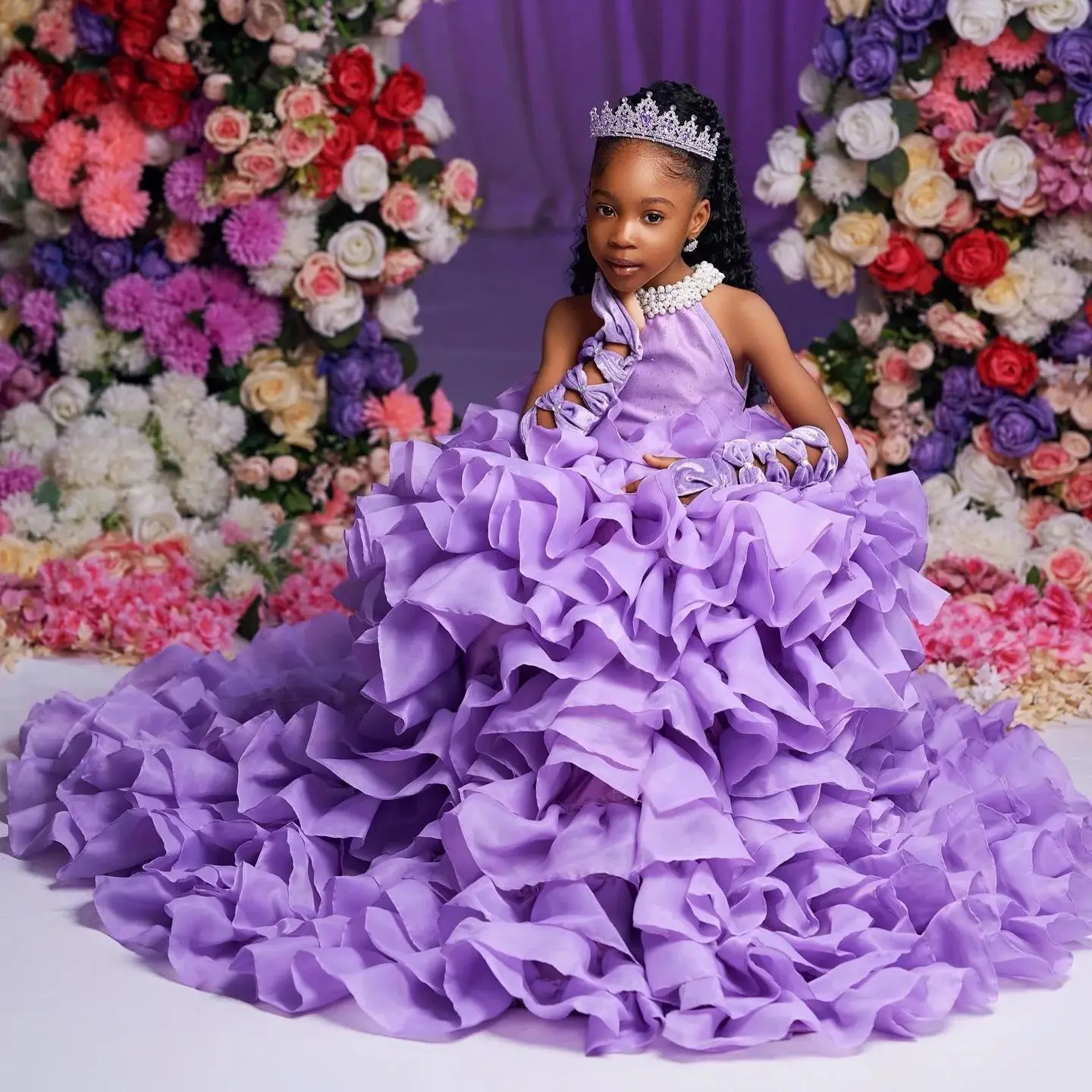 ラベンダー色のふわふわした女の子の誕生日パーティー用ドレス、カスタマイズされたフリル付きライラックのフラワーガールドレス、ベビー・キッズ用フォトシュート用ボールガウン