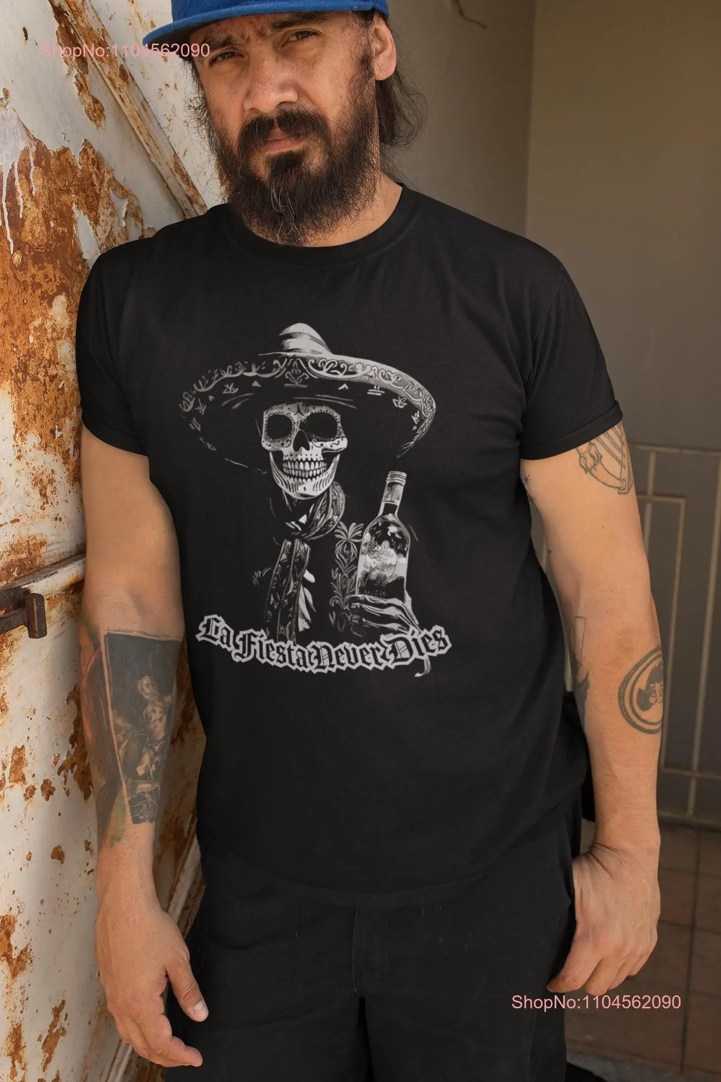 La Fiesta nunca muere camiseta Dia de los Muertos Charro esqueleto herencia mexicana Chicano estilo Cholo
