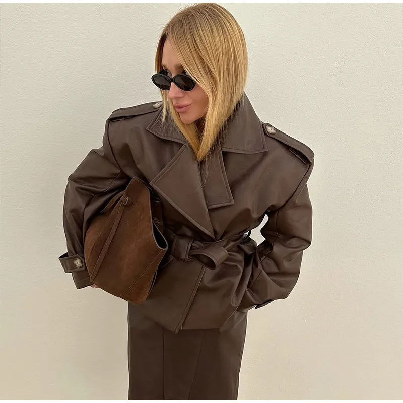 سترة نسائية كاجوال متينة بأربطة وطية صدر السترة من الجلد ورقبة على شكل حرف V وأكمام طويلة وسترات واسعة الكتف للسيدات ملابس خارجية للتنقل اليومي في الشارع
