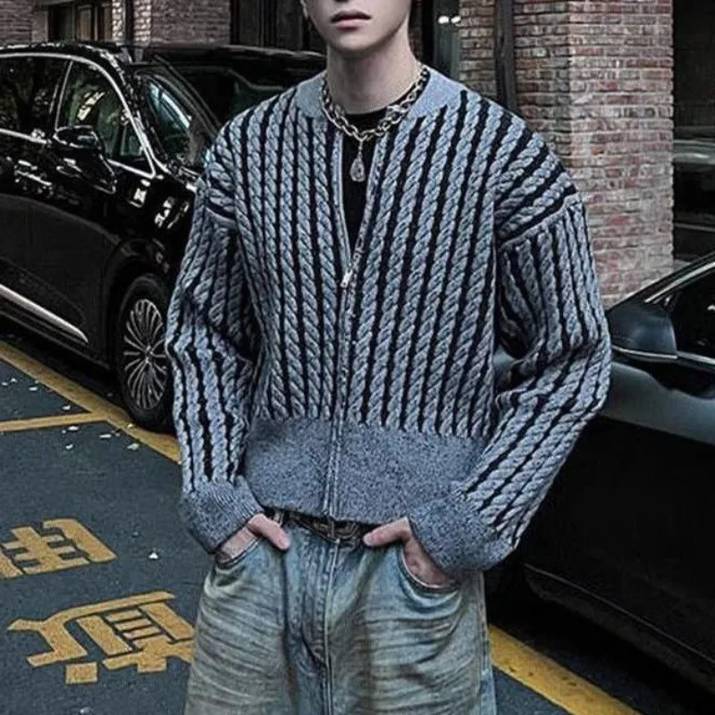 

Американский ретро цветной контрастный кардиган с вертикальным поворотным узором, мужской повседневный свитер на молнии, пальто, универсальный уличный трикотаж