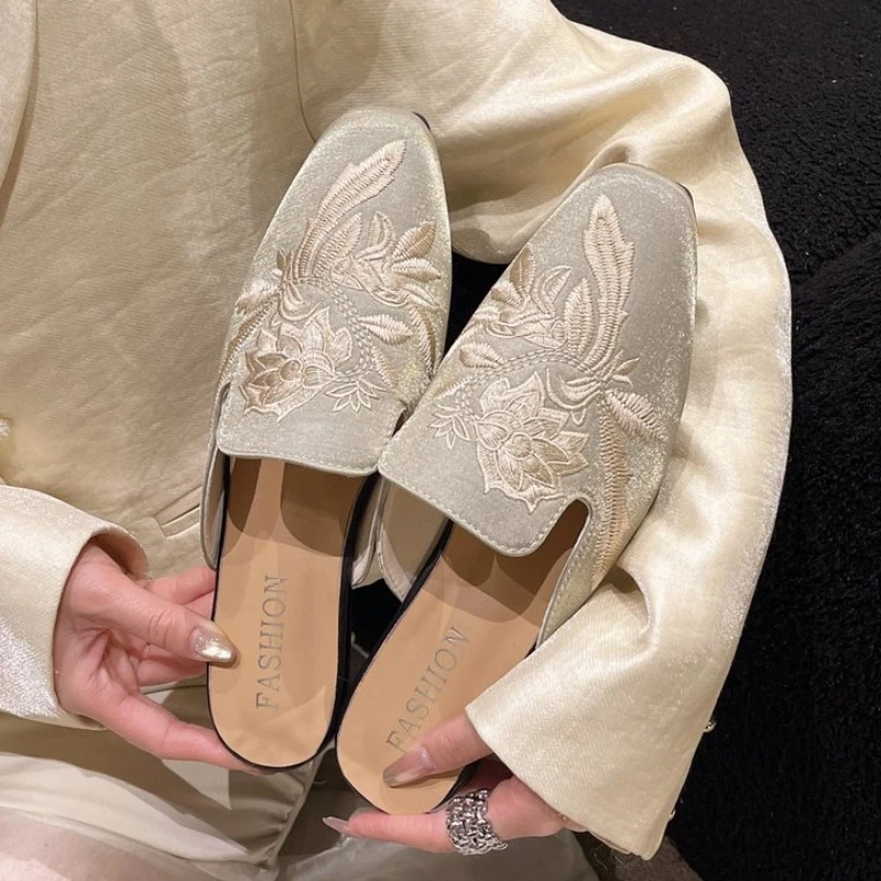 Neue chinesische Stil bestickte Blumen-Sandalen und Hausschuhe für Damen-Oberbekleidung 2025, Retro-Damen-Flachschuhe