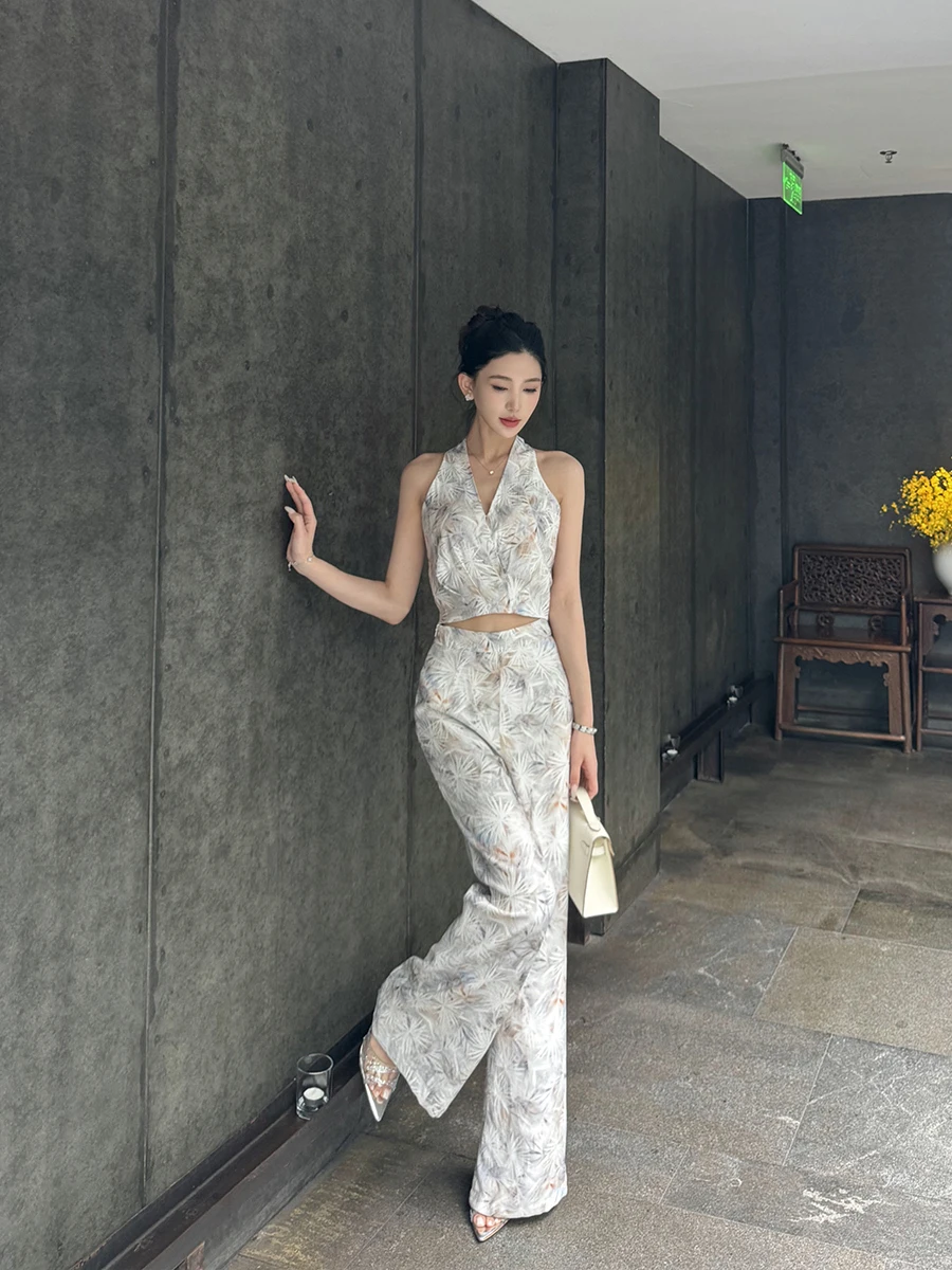 

Модный комплект: укороченный топ с V-образным вырезом и принтом, а также брюки с высокой талией и широкими штанинами. В комплекте: жилет и свободные широкие брюки.