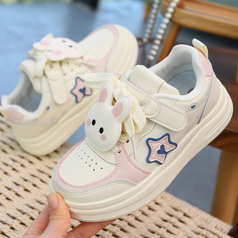 

Детские кеды для девочек, повседневная обувь для детей, новинка 2026 года: весенне-осенние туфли для начальной школы, белые, с мягкой нескользящей подошвой