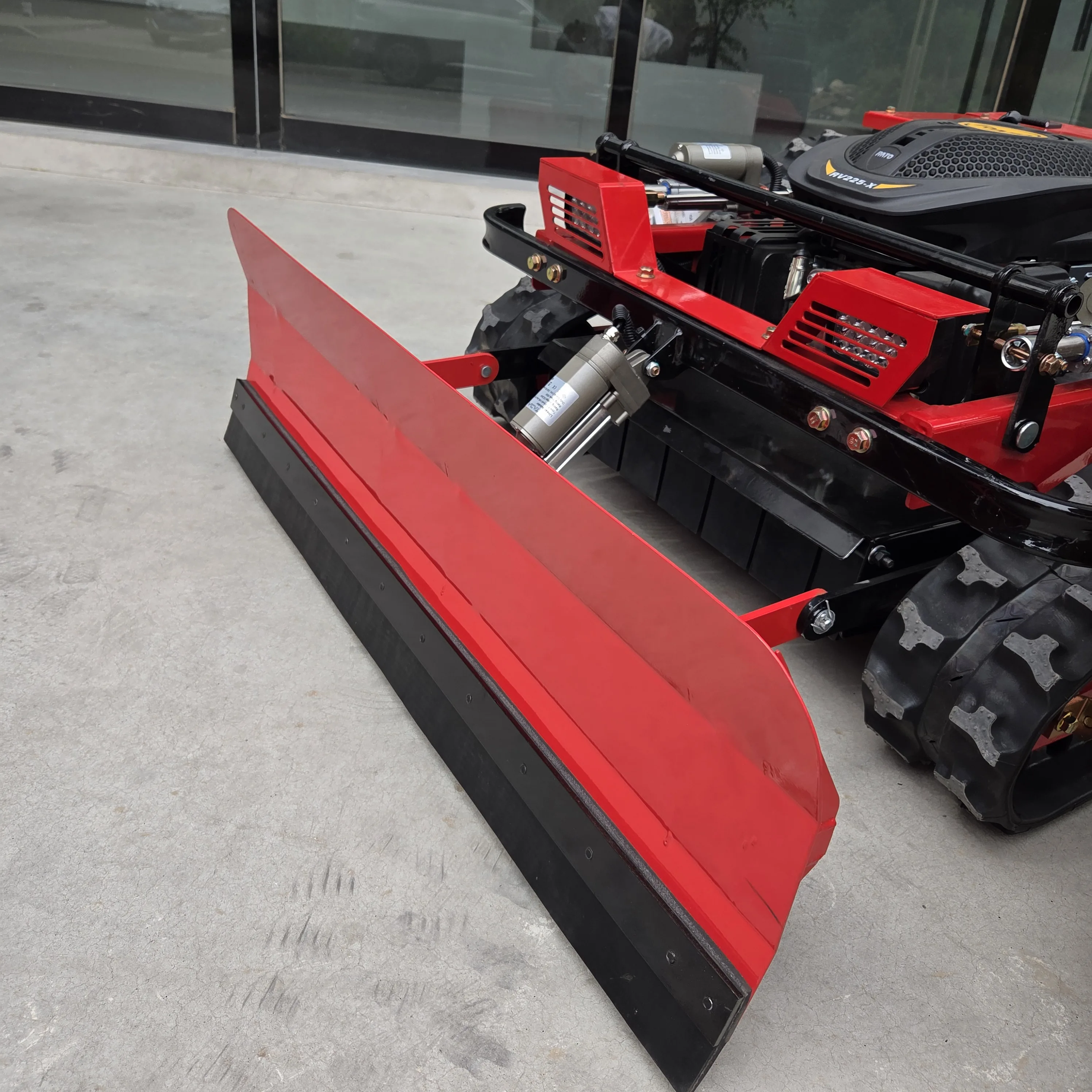 ZNW-500 All New Upgraded Mini Tracked Remote Lawn Mower With Snow Shovel Attachment 500W Brushless Motor All Terrain Agricultura view 4
