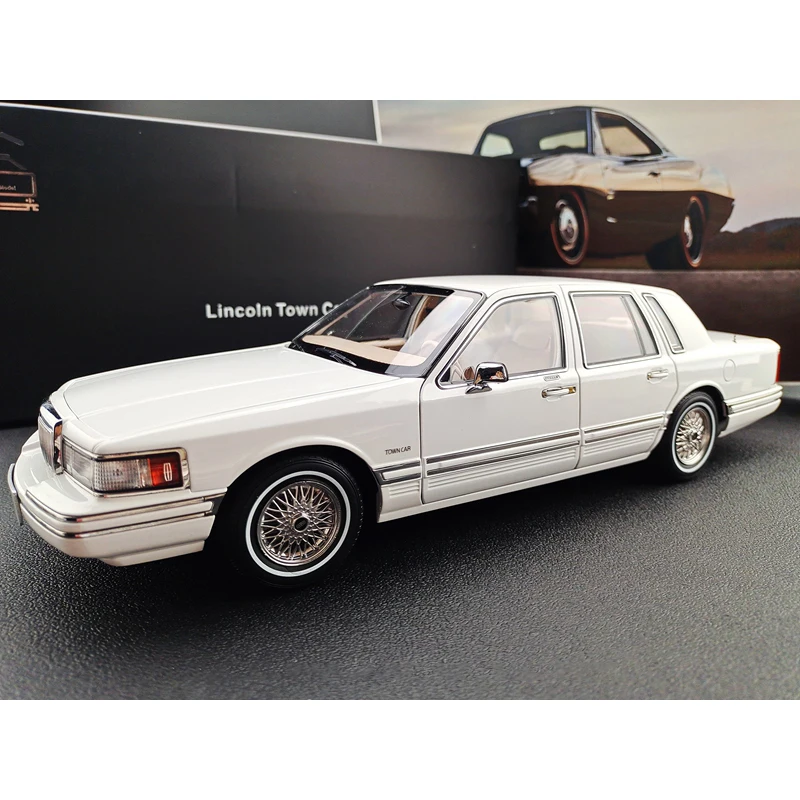 XiaoGuang Diecast Alloy 1:18 Scale Lincoln Town Limousine Cars Model Adult Toys Classics Souvenir Collection Gift Static Display