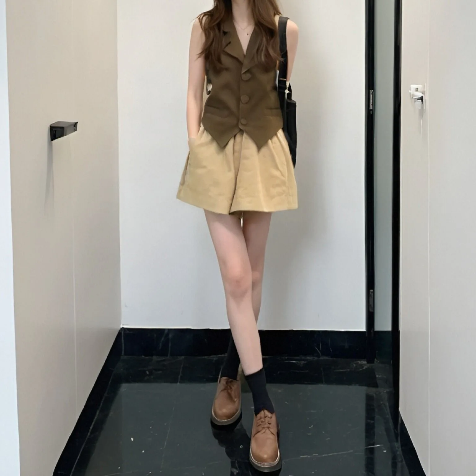 

Комплект женского летнего жилета 2025 года. Универсальные повседневные широкие шорты. Комплект из двух предметов.