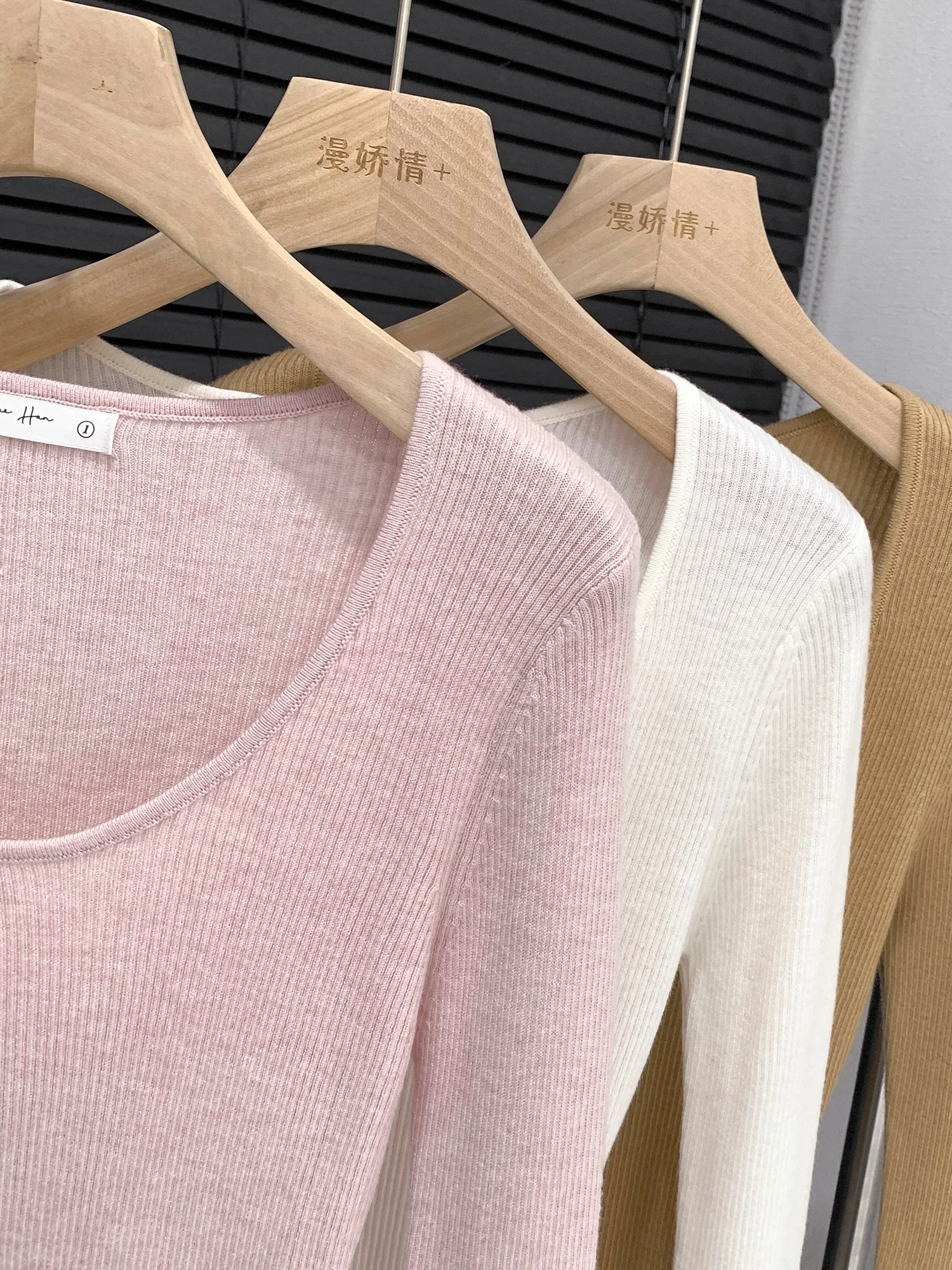 Unique Beautiful U-Neck Bell Sleeve Knitted Top Women's Base Layer Pink Spring New Style Soft Wool Blend Long Sleeve Knitwear