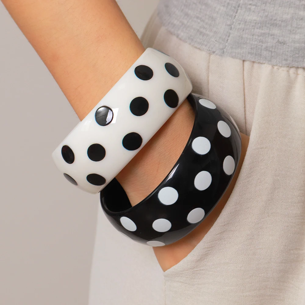 Retro Schwarz-Weißer Acryl-Armreif für Damen, Modischer Harz-Armreif mit Polka-Dot-Druck, Stapelbare Breite Armbänder, Statement-Schmuck Geschenk – Detail 6