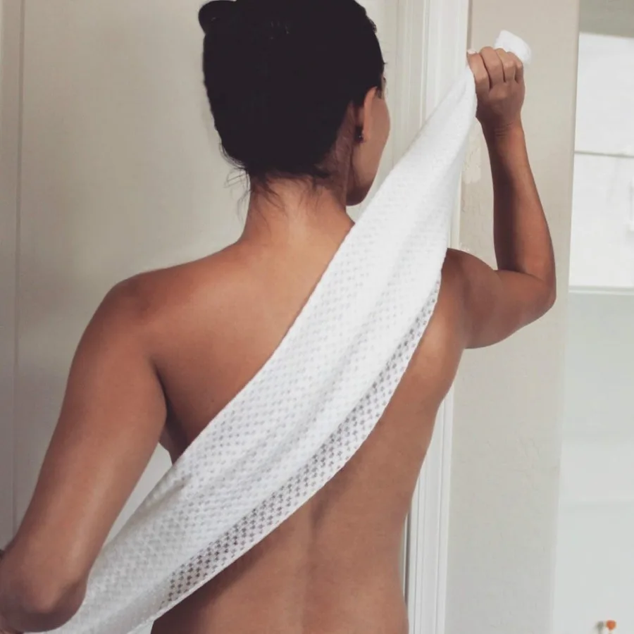 柔らかなロングシャワータオル、顔と体のケアに最適、バスルームやスパでの毎日の使用に最適、吸水性があり肌に優しい