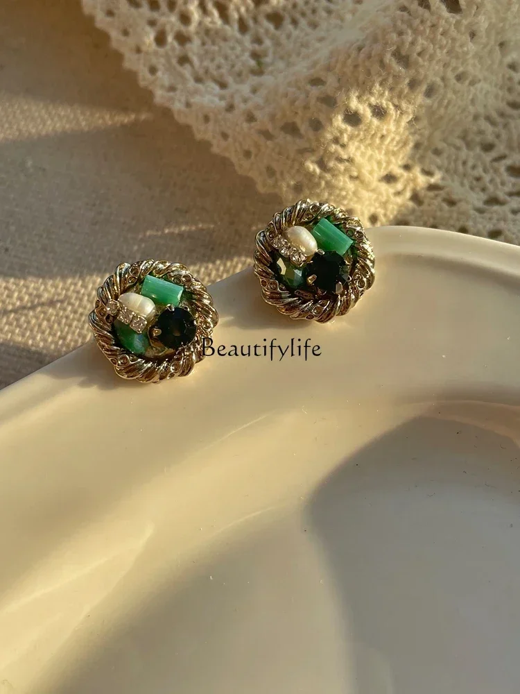 

Retro green handmade exquisite small stud earrings French elegant earrings Hong Kong style women