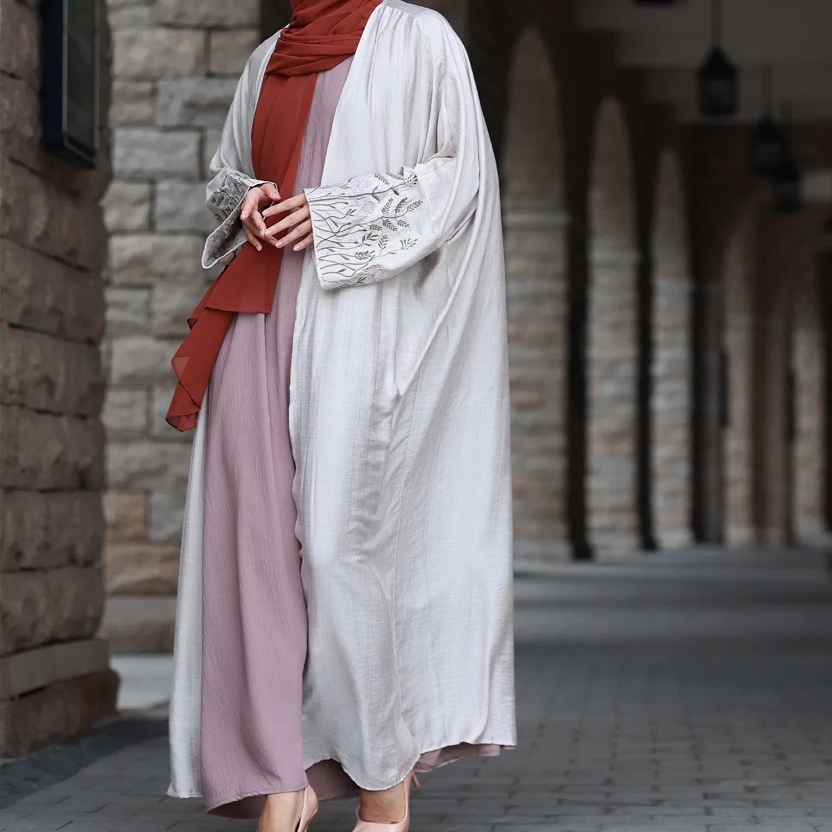 

Свободная абайя с вышивкой в виде листьев, кафтан с открытым швом для мусульманок, одежда в стиле Ближнего Востока для женщин.