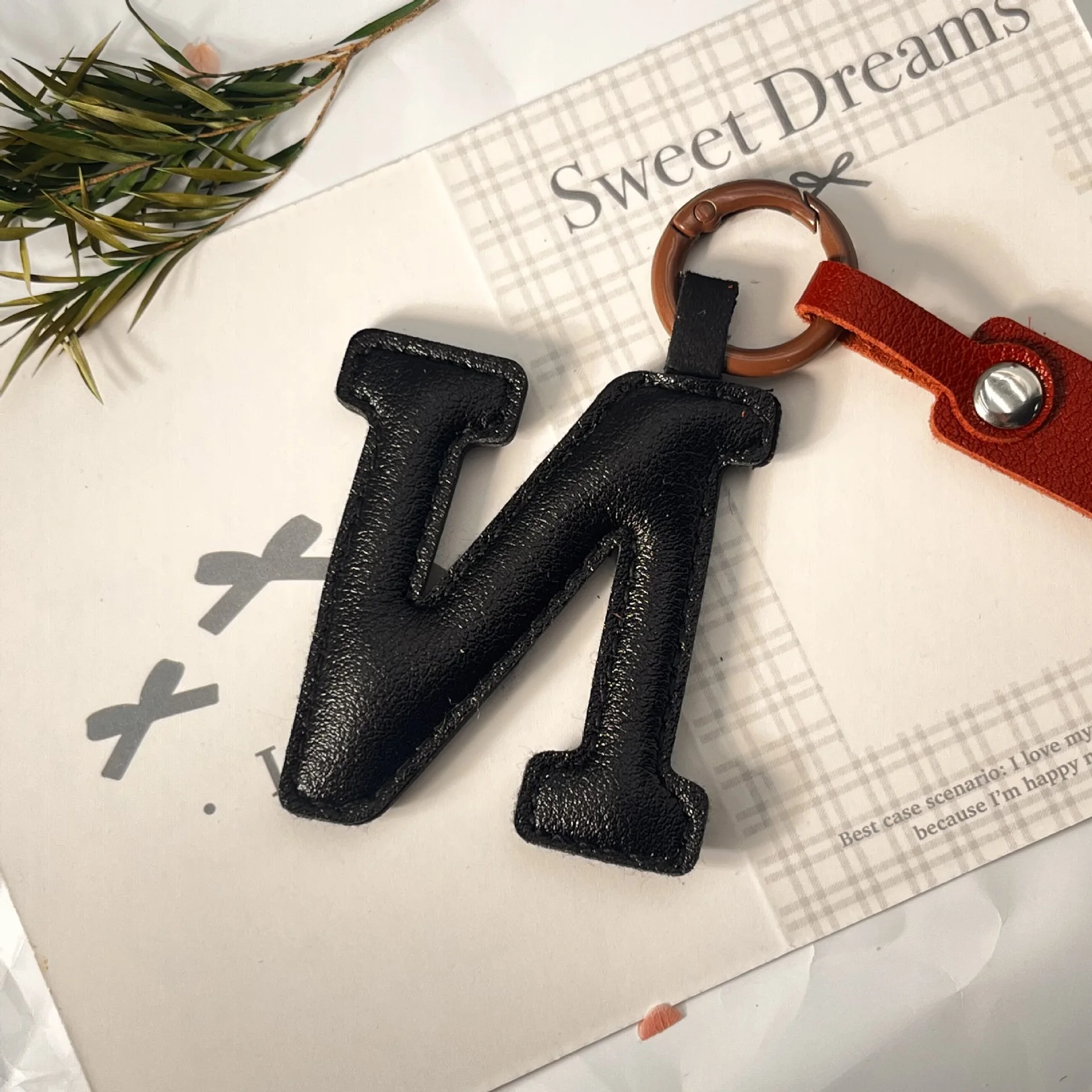 Niedlicher Personalisierter 26 A-Z Buchstaben DIY PU-Accessoire Mode-Schlüsselanhänger Verpackung Hängende Dekoration Schlüsselring Großhandel Anhänger Geschenk – Detail 26