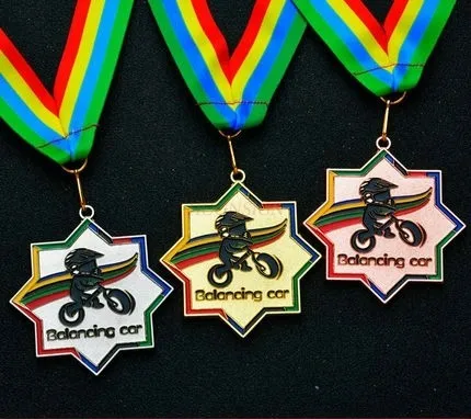 ميدالية سيارة التوازن المثمنة، ميدالية مدرسية رياضية من رقائق الذهب، معلقة على الرقبة، ميدالية للأطفال والكبار