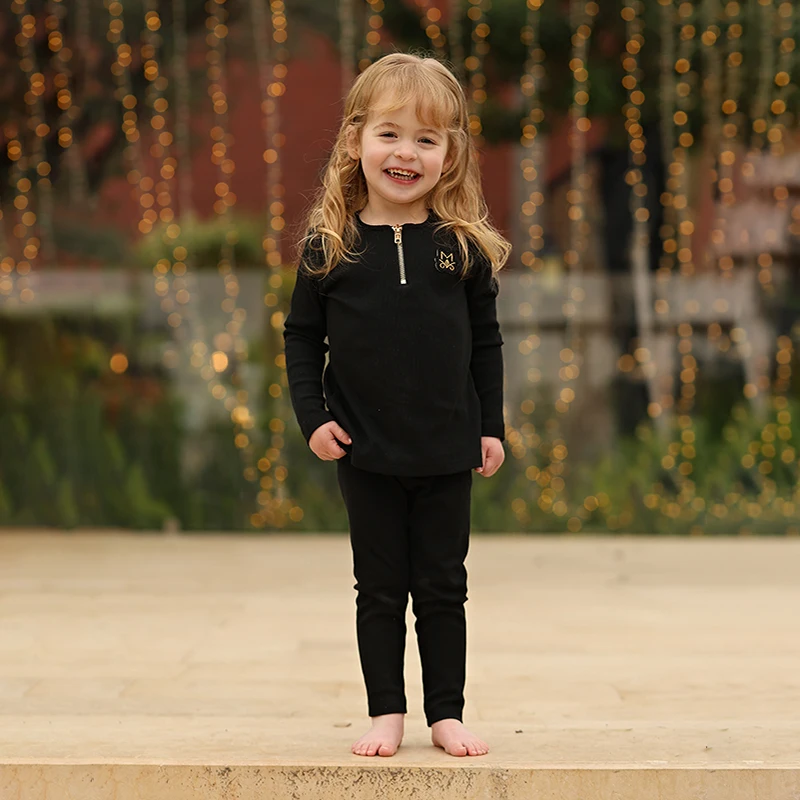 ملابس صيفية سوداء مضلعة مناسبة للعائلة فستان ماكسي طقم بلوزات وسراويل للأطفال تي شيرت للأولاد والبنات ملابس خارجية للأطفال