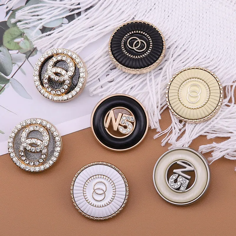 

6pcs Luxury Designer Logo Round Metal Luxury Sewing Button For Clothing Accessory Handmade DIY Material Decoration Golden Black