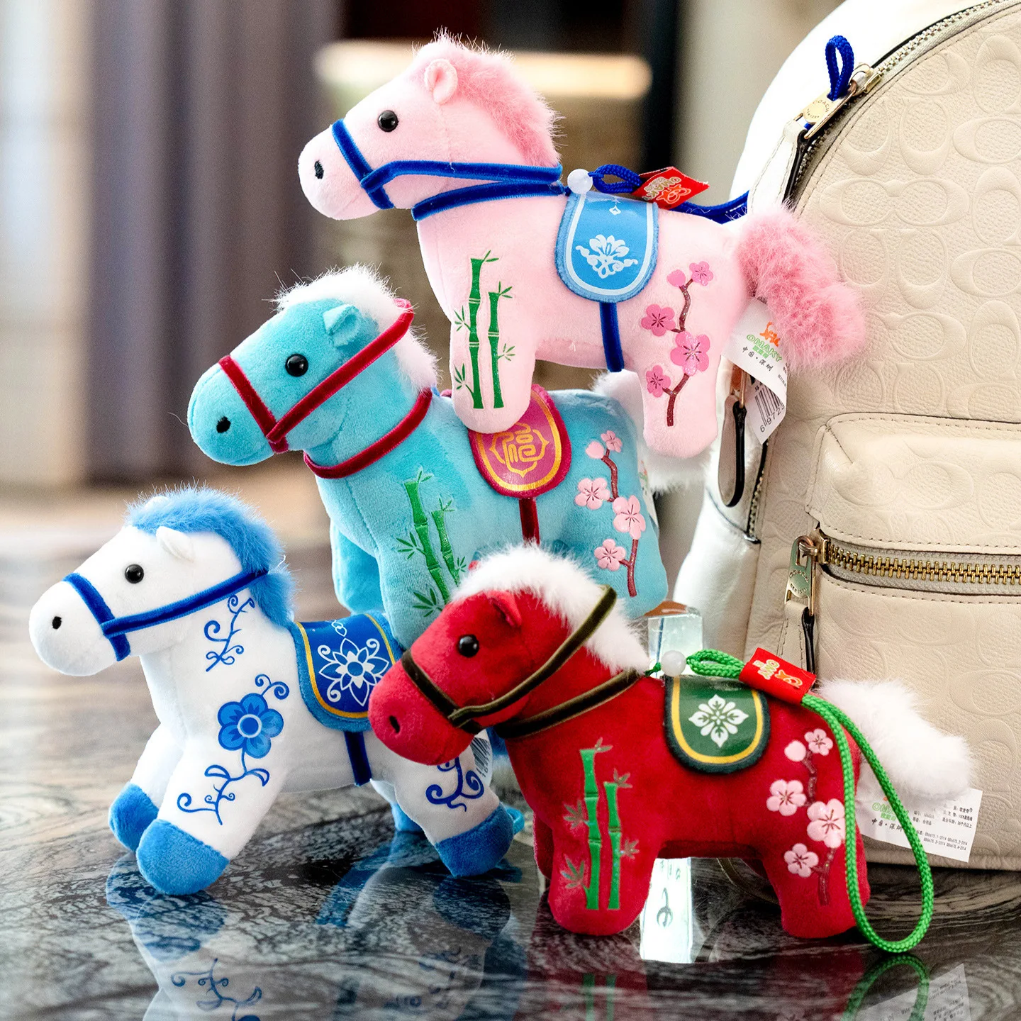 

2026 год лошади талисман плюшевая игрушка кулон мягкие реалистичные подарки для новорожденных кукла пони украшение дома орнамент