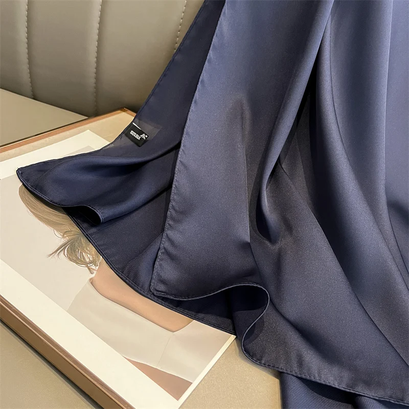 Sciarpa di seta di lusso blu scuro Sciarpe morbide e lisce da donna Avvolgere la testa Hijab Silenziatore all'aperto Scialle lungo Asciugamano da spiaggia