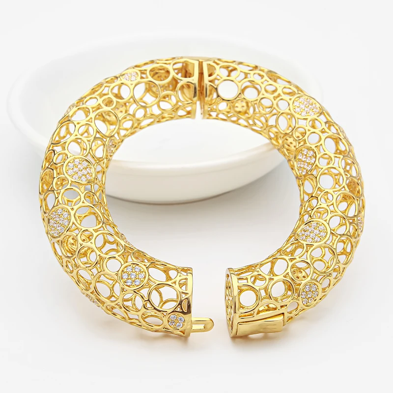 

High-end Round Cut Pattern CZ Diamond Inlaid Chunky Cuff Bracelet Lock Clasp Open Fashion Hollow Statement Bangle Jewelry Women