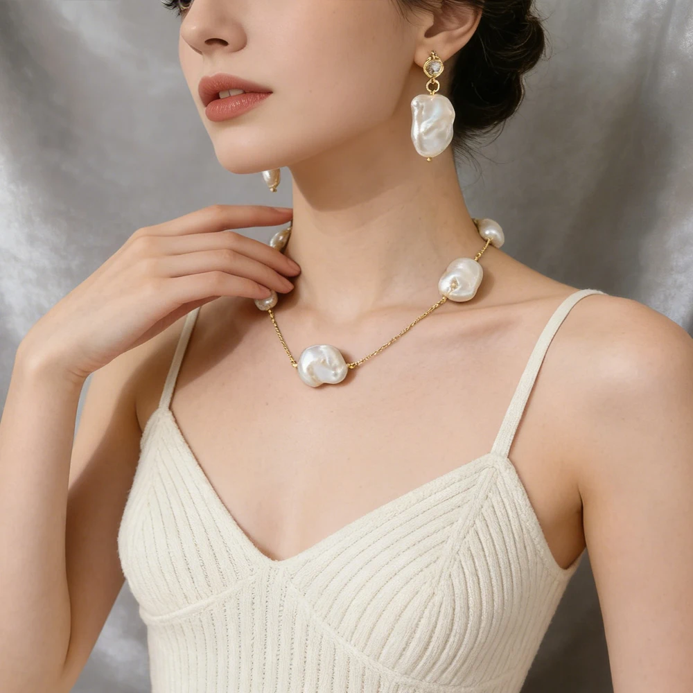 

Роскошный комплект украшений: длинные серьги-подвески с жемчугом в стиле барокко, ожерелье, короткие серьги-гвоздики с кисточками, колье-чокер. Модные ювелирные изделия для женщин. Подарки.