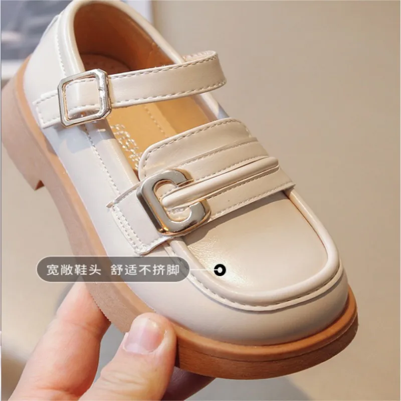 Skórzane buty dziewczęce 2025 letnie jesienne nowe dziecięce pojedyncze buty modne miękkie podeszwy księżniczki stylowe dziewczęce buty codzienne