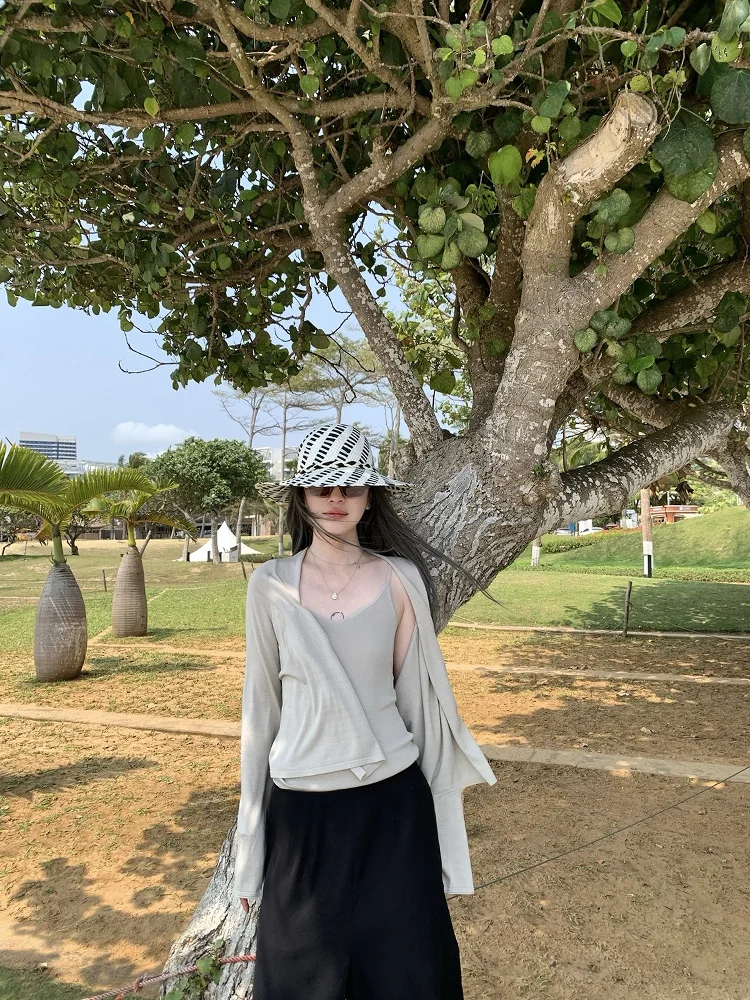 

Комплект для офиса: шелковая вязаная накидка и гладкая шелковая футболка. Летний модный ансамбль для работы.