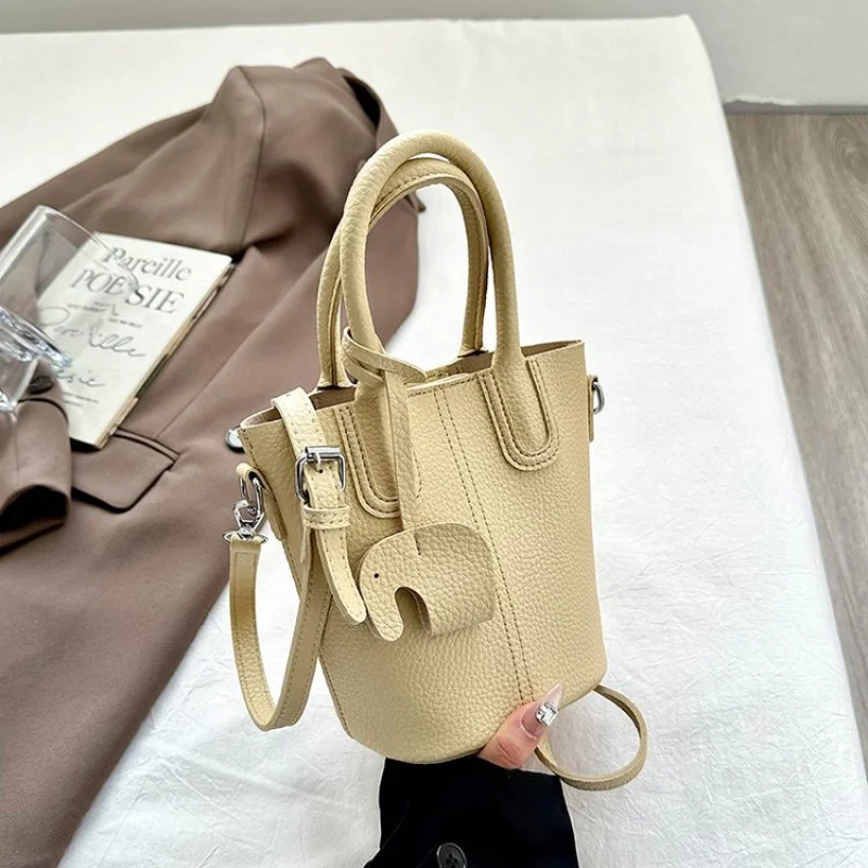 

Luxury Women's Tote Bag Crafted From Fine Leather Featuring Casual Simple Vintage And Famous Long-Lasting Look ​