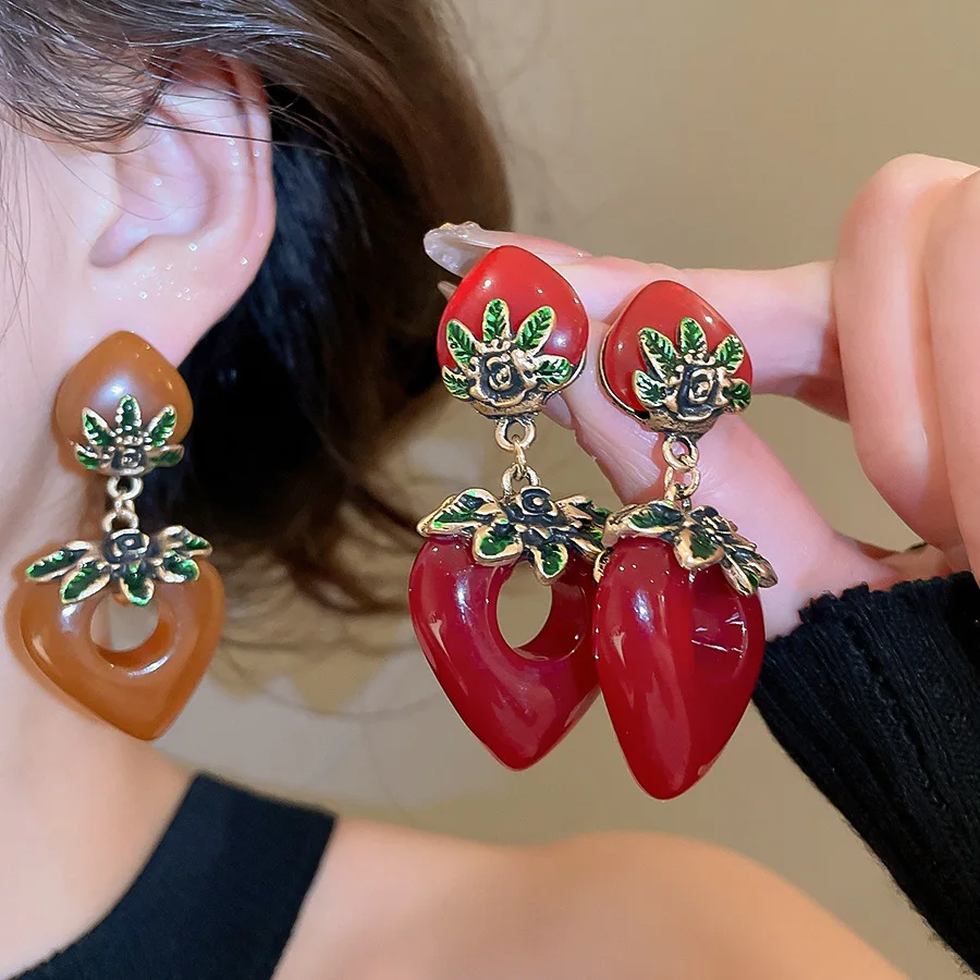 Elegant Vintage Heart-shaped Drop Dangle Earrings for Women Antique Gold Color Pendant Earrings Holiday Party Jewelry