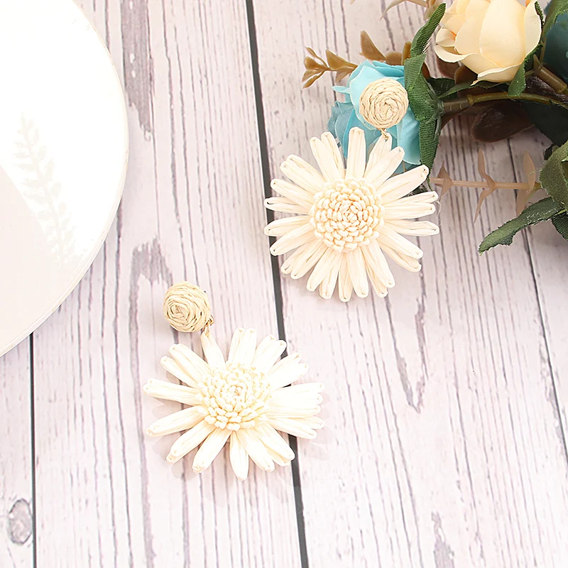 Bohemian Handmade Raffia Earrings Sweet Daisy Flower Drop Earrings  Summer Ethnic Beach Earrings Gifts Vacation Party Jewelry