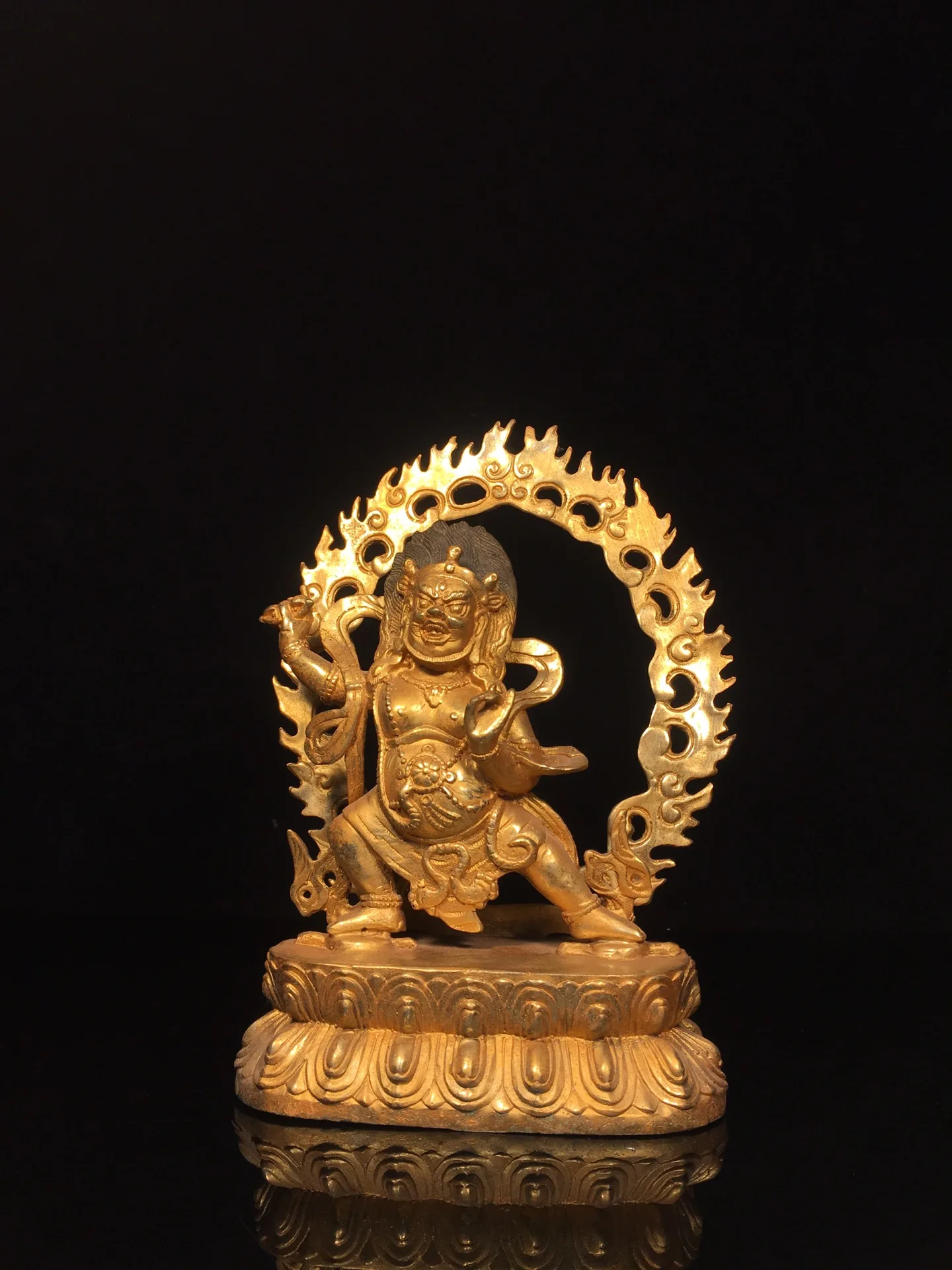 Una estatua de Buda Vajra Hand de bronce dorado finamente elaborada, con un rico pátina, como se muestra en la imagen. Envío gratis