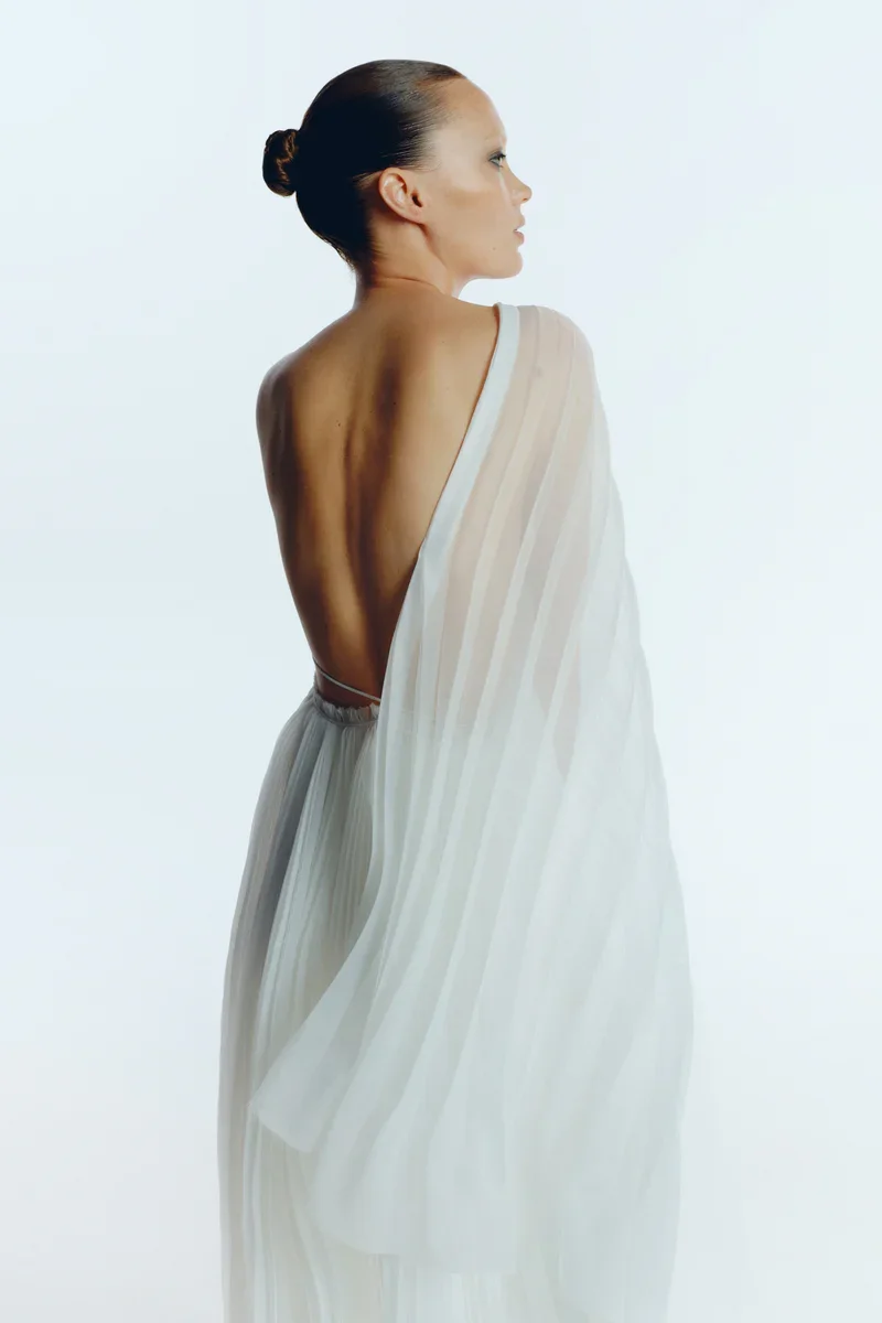 新しいクチュールロングプロムガウン、プリーツワンショルダーAラインティアードマキシドレス、シースルーホワイトバックレスプロムドレス