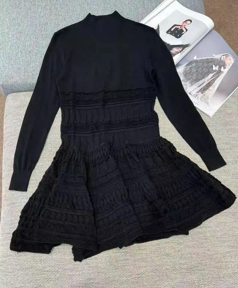 Vestido feminino de malha com gola alta e babados em camadas