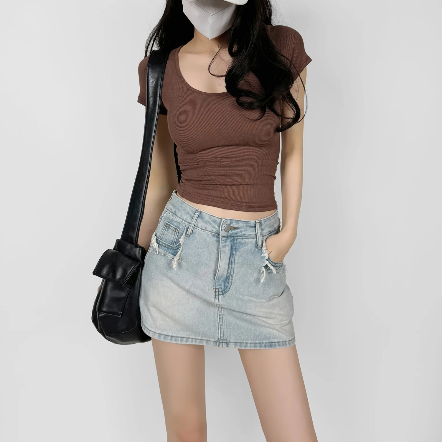 

Джинсовая мини-юбка с высокой талией и потертостями — классическая джинсовая юбка с 5 карманами и внутренней короткой подкладкой (несколько стирок)