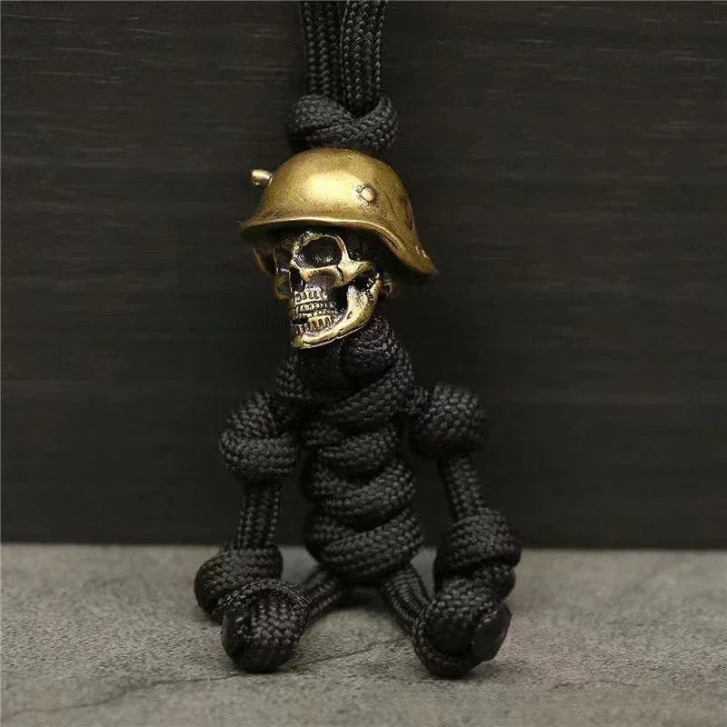 1PC Skull Head portachiavi Car Biker casco ciondolo portachiavi corda intrecciata Paracord Buddy Bag Hanging Backpack Doll Toy