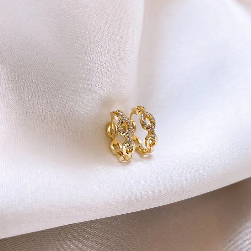 Luxuriöse, vollbesetzte Zirkon-Ketten-Huggie-Ohrringe für Damen, vergoldet, elegante Hängeohrringe, Party-Modeschmuck – Detail 13