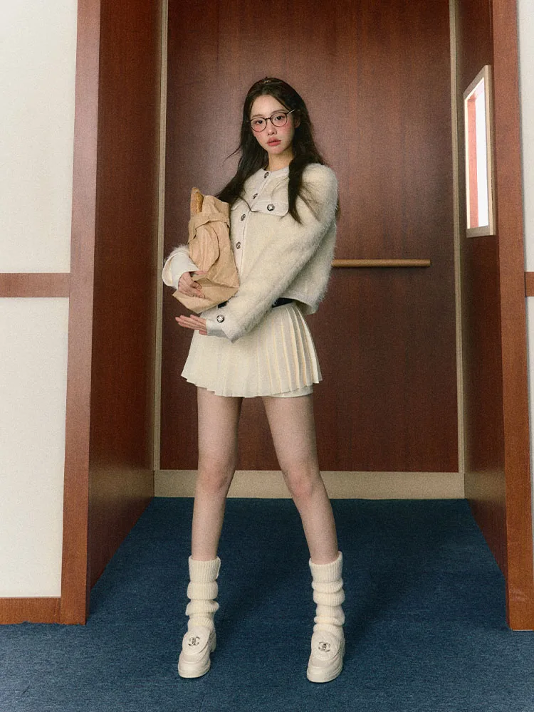 Conjunto de Csa e Saia Fena Slim Fit com Cor Preta em Contraste Estilo Universitário Saia Psada de Aodão Casaco d...