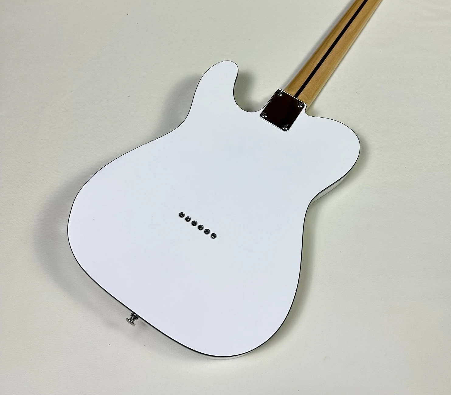 2025 Classic white guitar, Red pearl guard plate, high quality