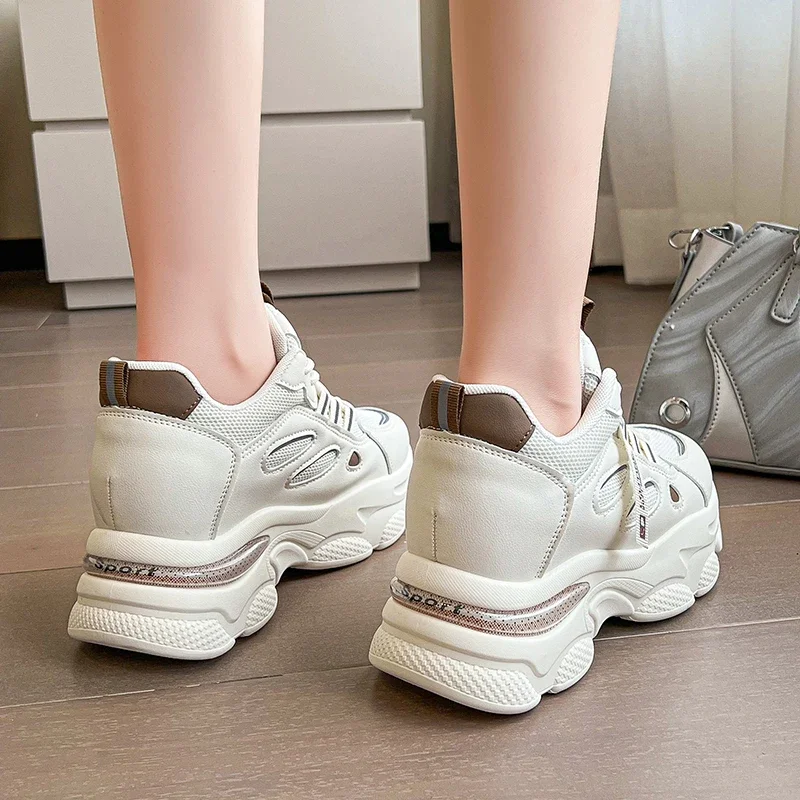 Modne i codzienne buty dla taty 2024 gruba podeszwa siatkowa oddychająca wysokość wewnętrzna białe trampki buty wulkanizowane Zapatos De Mujer