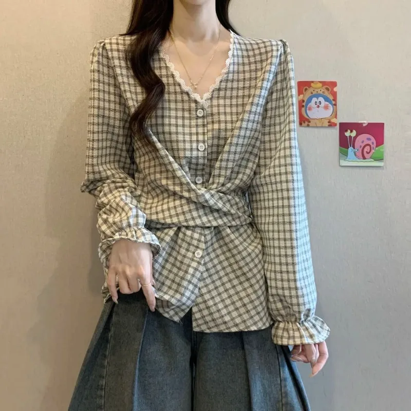 Jesienna nowa kolekcja: koszula damska w kratę z koronkowym pasem, długi rękaw, uniwersalna, dopasowana, modny top.