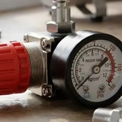 Air Pressure Regulator with 175 PSI Gauge for Use in Professional and Home Pneumatic Systems for Reliable Performance