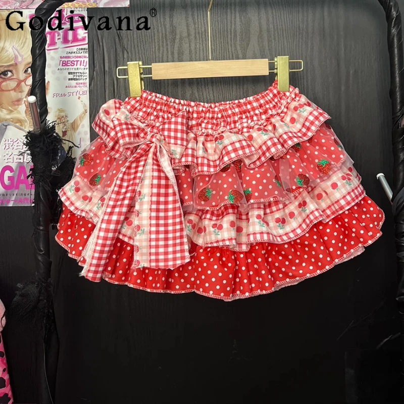 تنورة منقوشة بالفراولة الحمراء للنساء Y2K تنورة لطيفة للفتيات الجميلات منتفخة بتصميم فيونكة على شكل كعكة للسيدات تنورة صيفية صغيرة عالية الخصر