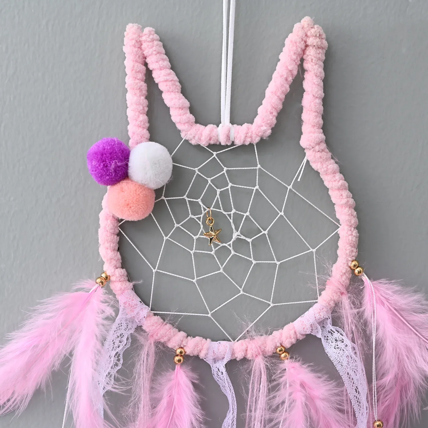 Windchime in pizzo con palla con pompon per ragazze, acchiappasogni per gatti carini con luci, ornamenti fatti a mano con fascia in pizzo, piume, decorazioni per la stanza