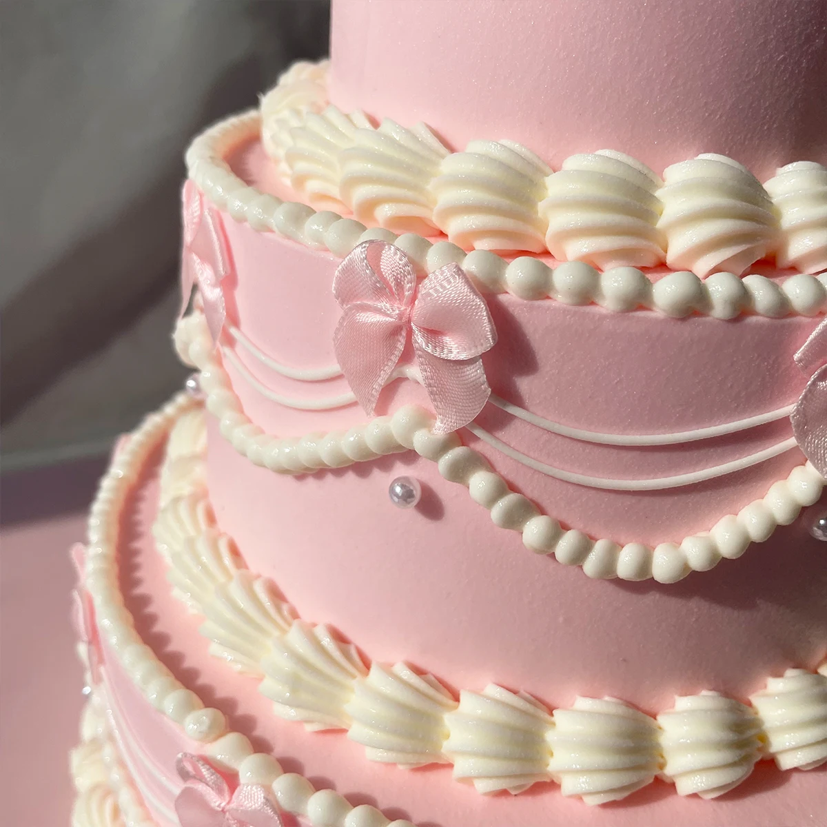 3-stöckiger rosa Kunstkuchen, 26 cm hoch, Vintage-Design mit Perlen und Schleifen, künstlicher Kuchen für Hochzeiten, Geburtstagsfeiern, Foto-Requisiten, Heimdekoration – Detail 10
