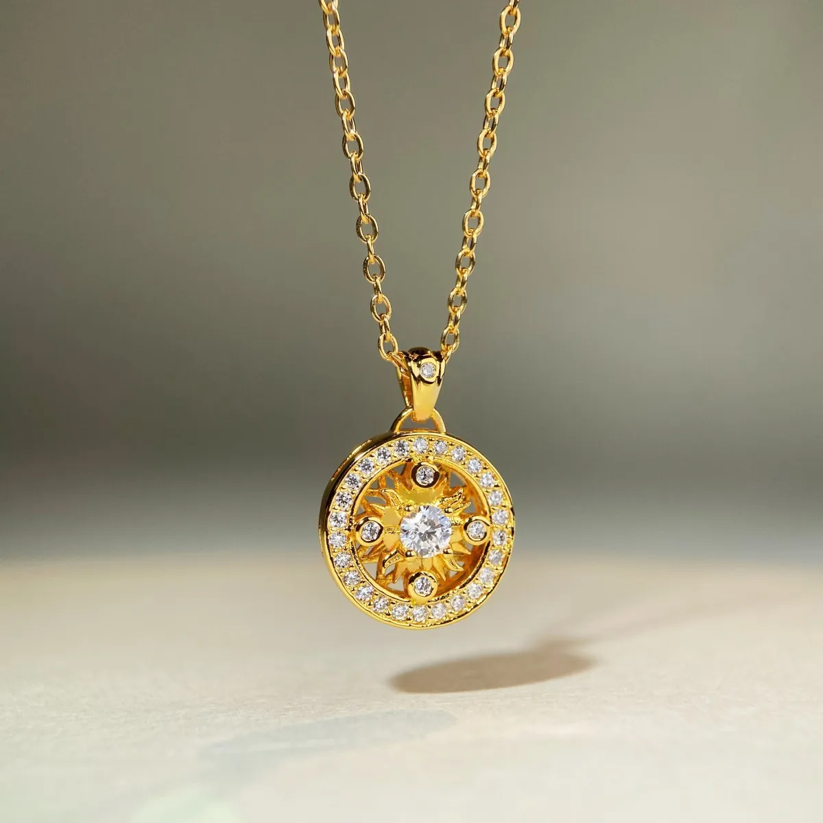 Ancient-style small compass pendant necklace, plated with AU9999 and decorated with diamonds