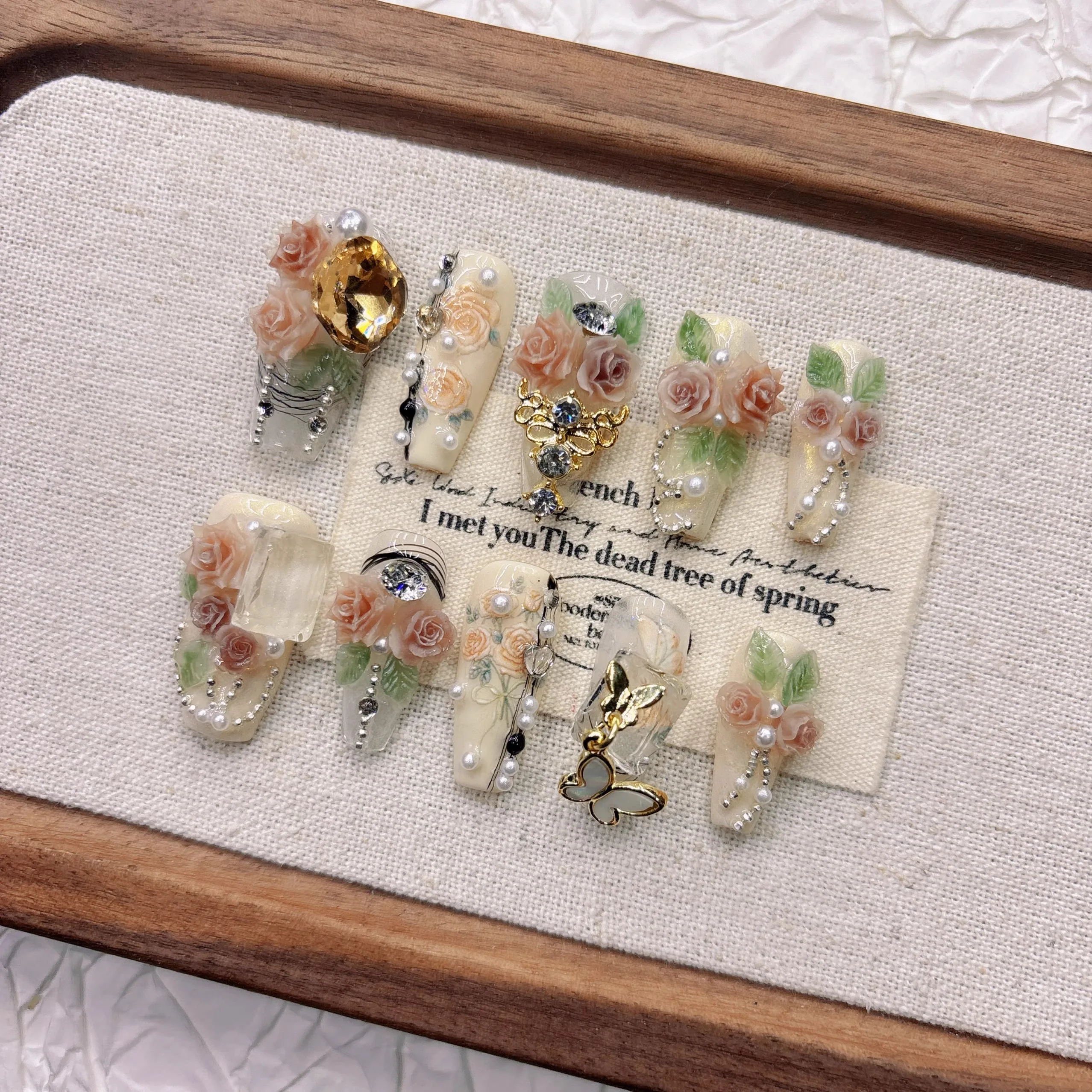 ฤดูใบไม้ผลิ Rose Nail Art Elegant ดอกไม้เล็บปลอมเพิร์ล Rhinestone Leaf Decor สําหรับงานแต่งงาน Dating Party สวมใส่ทุกวัน