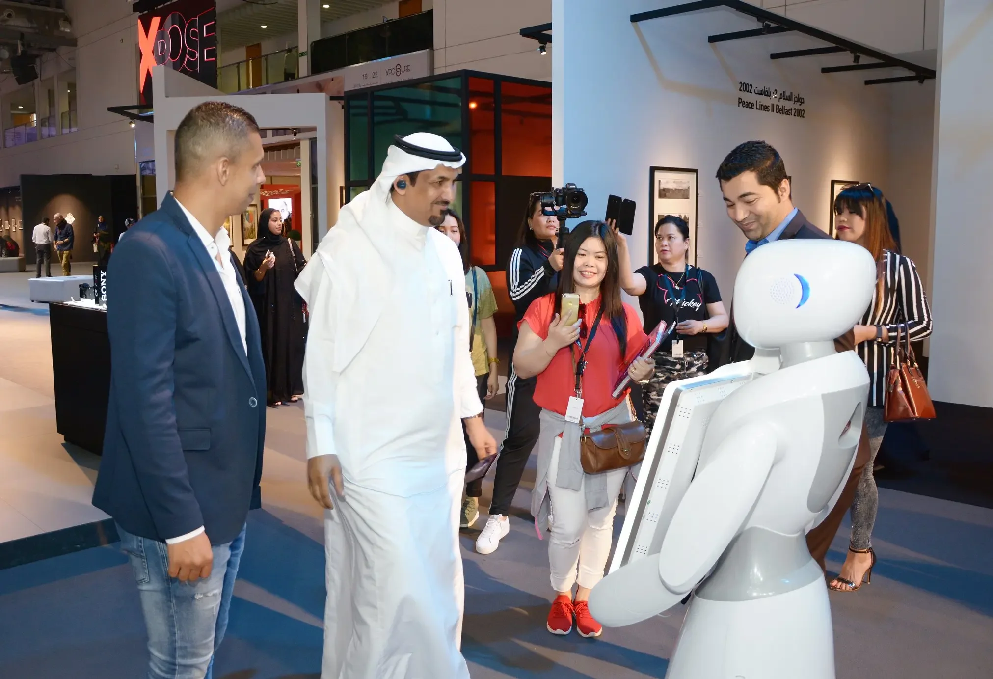 Robot layanan cerdas yang dapat diprogram AI untuk solusi Booth Foto