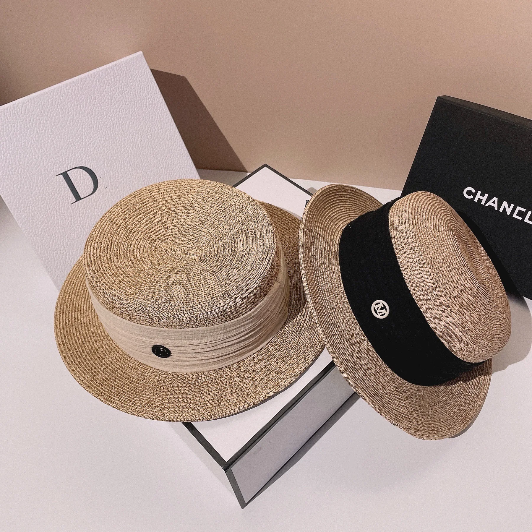 قبعة صيفية منسوجة من العشب الناعم واقية من الشمس من القش ذات حافة صغيرة مصممة، على الطراز الياباني الكوري للاستخدام الخارجي غير الرسمي للنساء