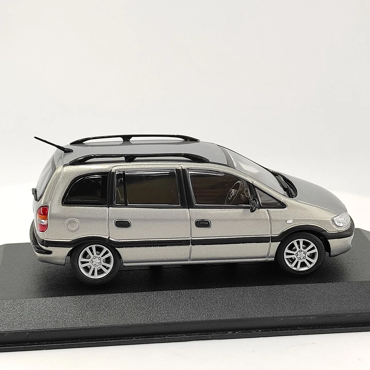 Caja agrietada Diecast escala 1:43 ZAFIRA Van Transporter coche en miniatura de aleación juguete coleccionable regalo adorno de exhibición de recuerdo