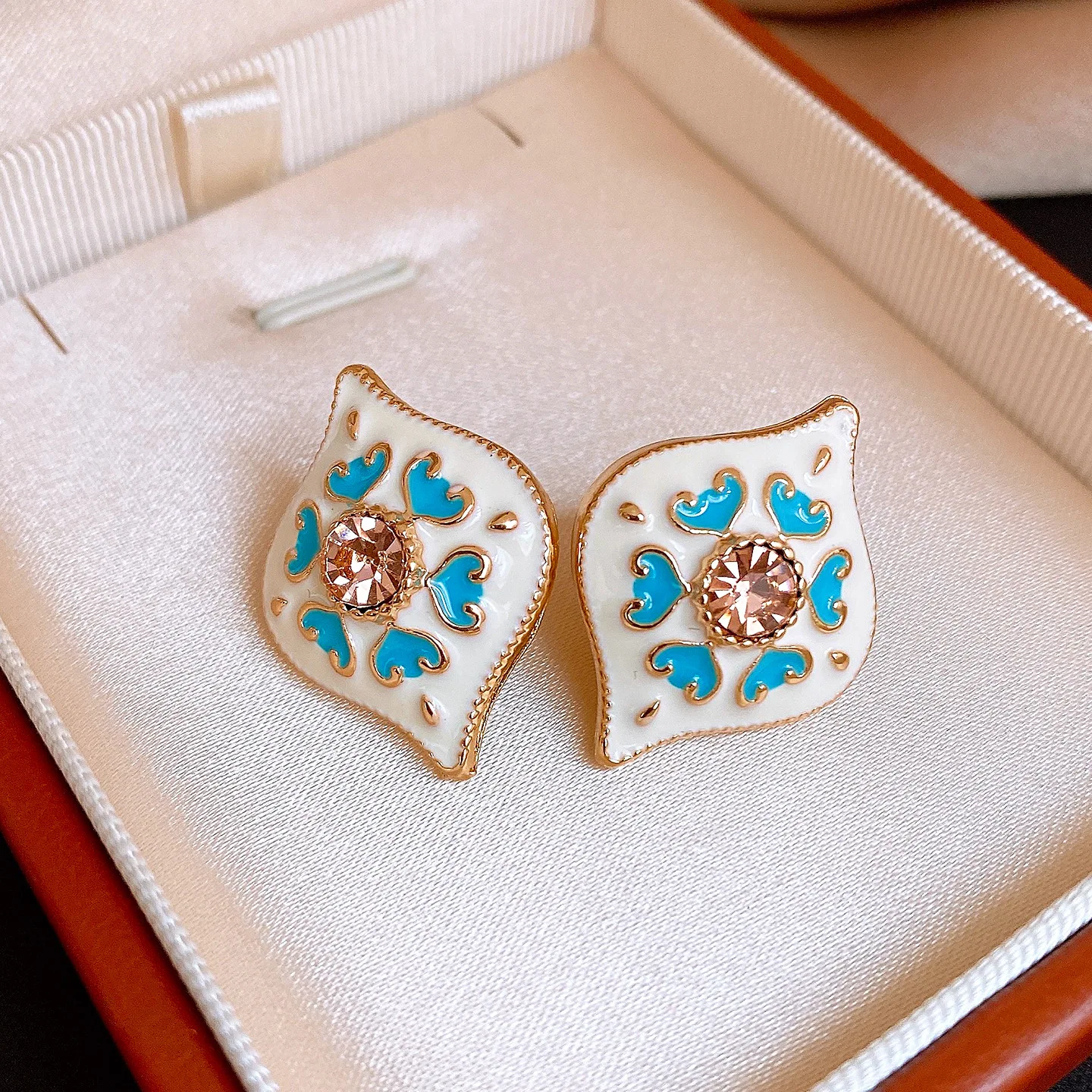 Vintage Dripping Oil Heart Stud Earrings for Women Rhombus Geometric Inlaid Rhinestones Stud Earrings Luxury Banquet Jewelry New