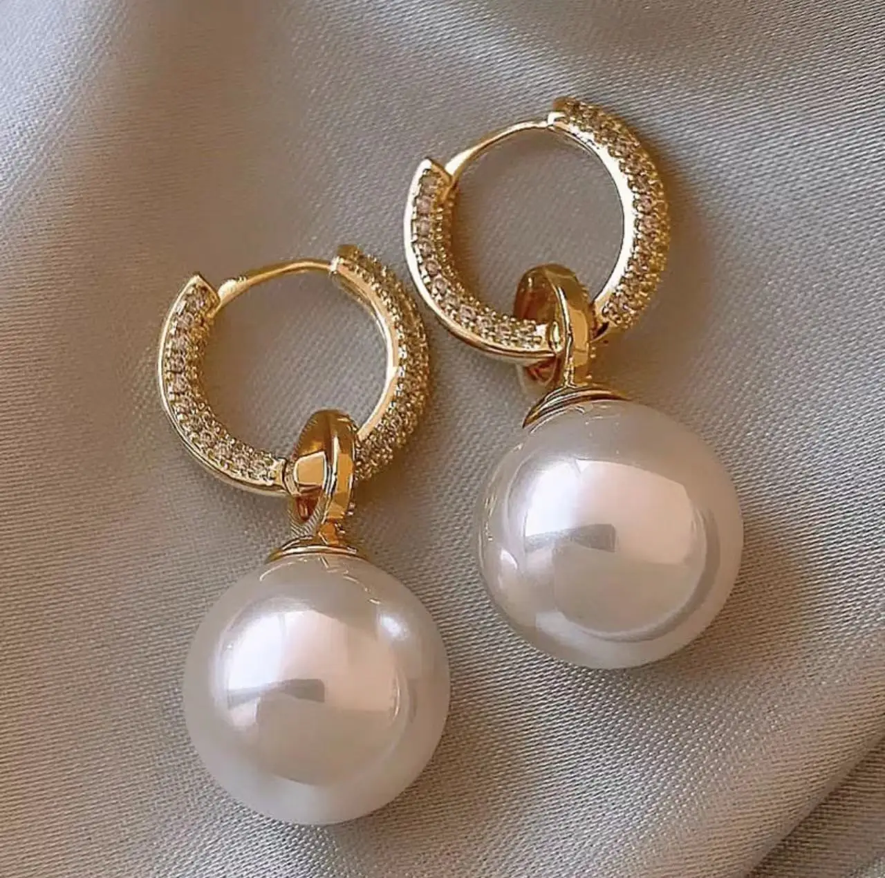 

Pearl earrings, light luxury