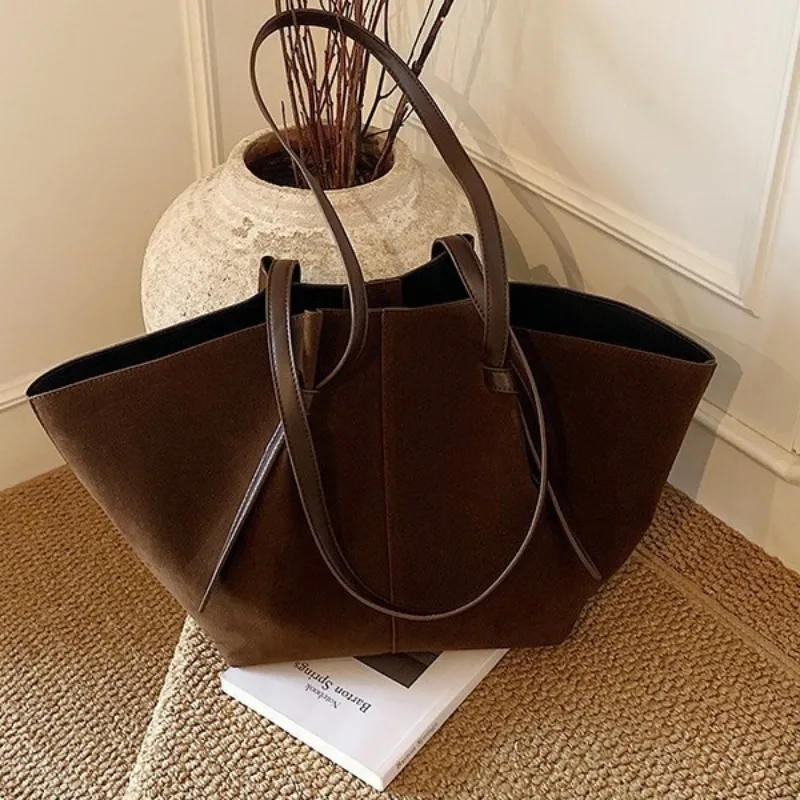 Tas tote baru yang populer tahun ini dengan desain unik, tas wanita simpel berlubang, tekstur untuk aktivitas sehari-hari bagi wanita